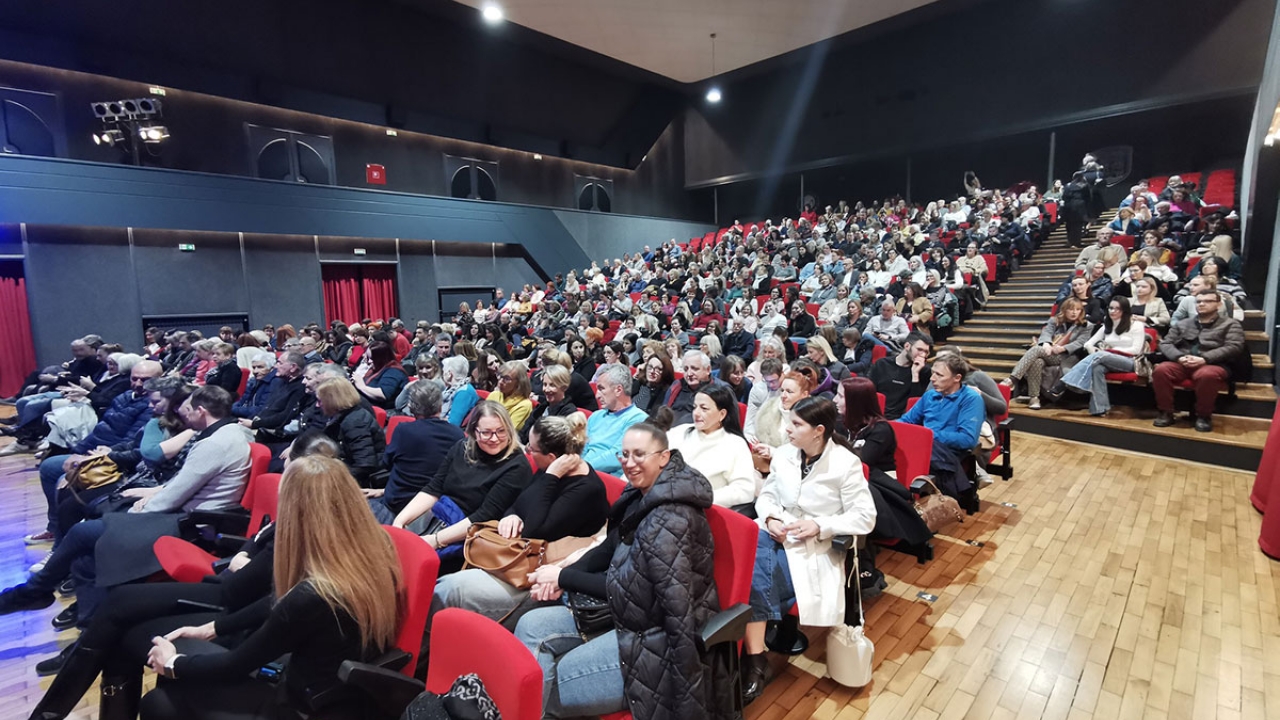 Rasprodana predstava 'Gola u kavezu' oduševila Umag