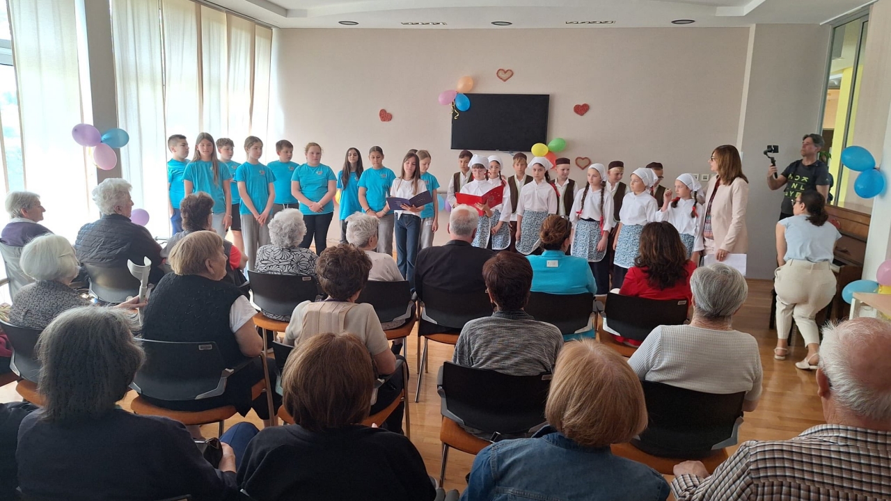Umaški osnovnoškolci razveselili korisnike Doma Atilio Gamboc