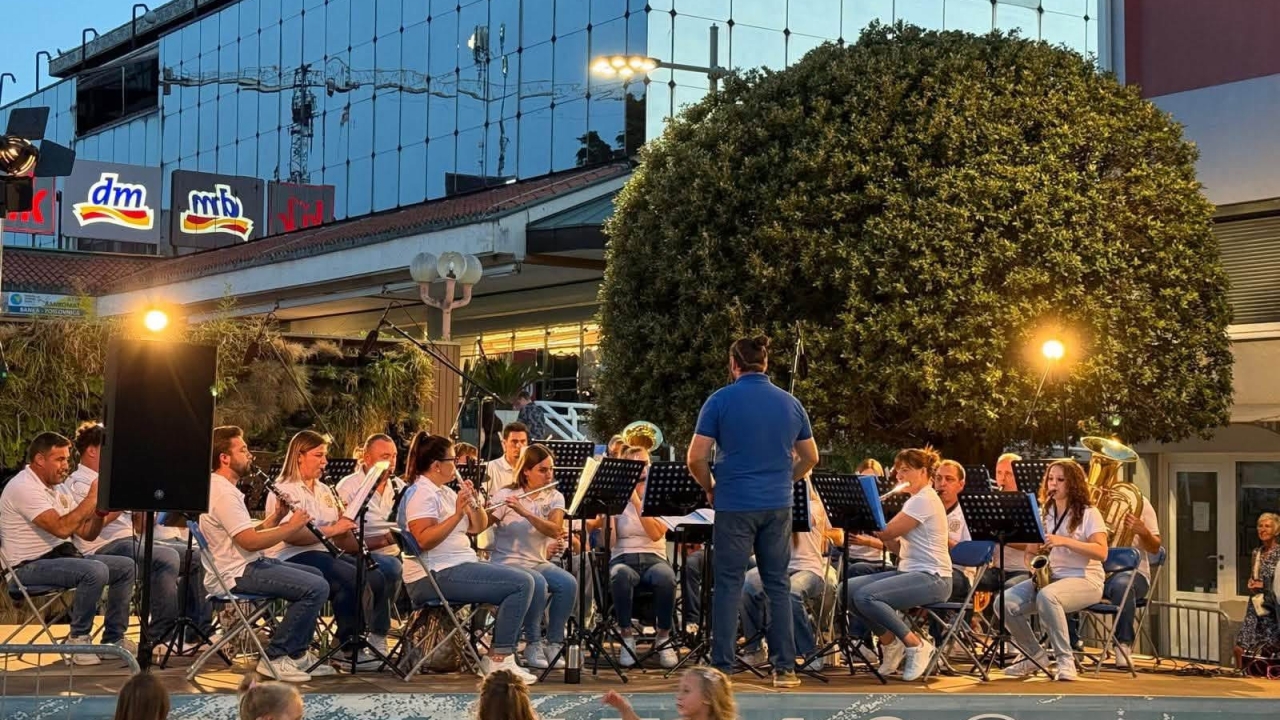 Puhački orkestar „Naša sloga“ ispunio umaški trg glazbom i odličnom atmosferom