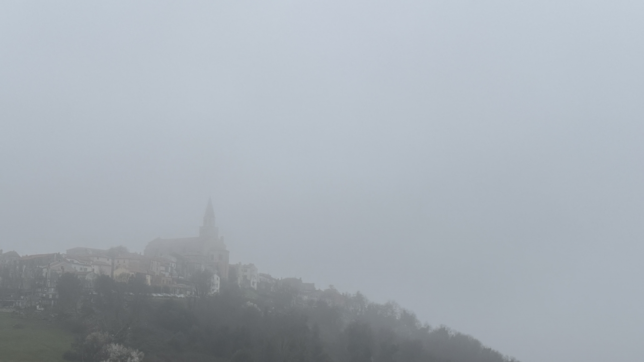 Magla se zadržava nad Istrom, HAK upozorava vozače na oprez