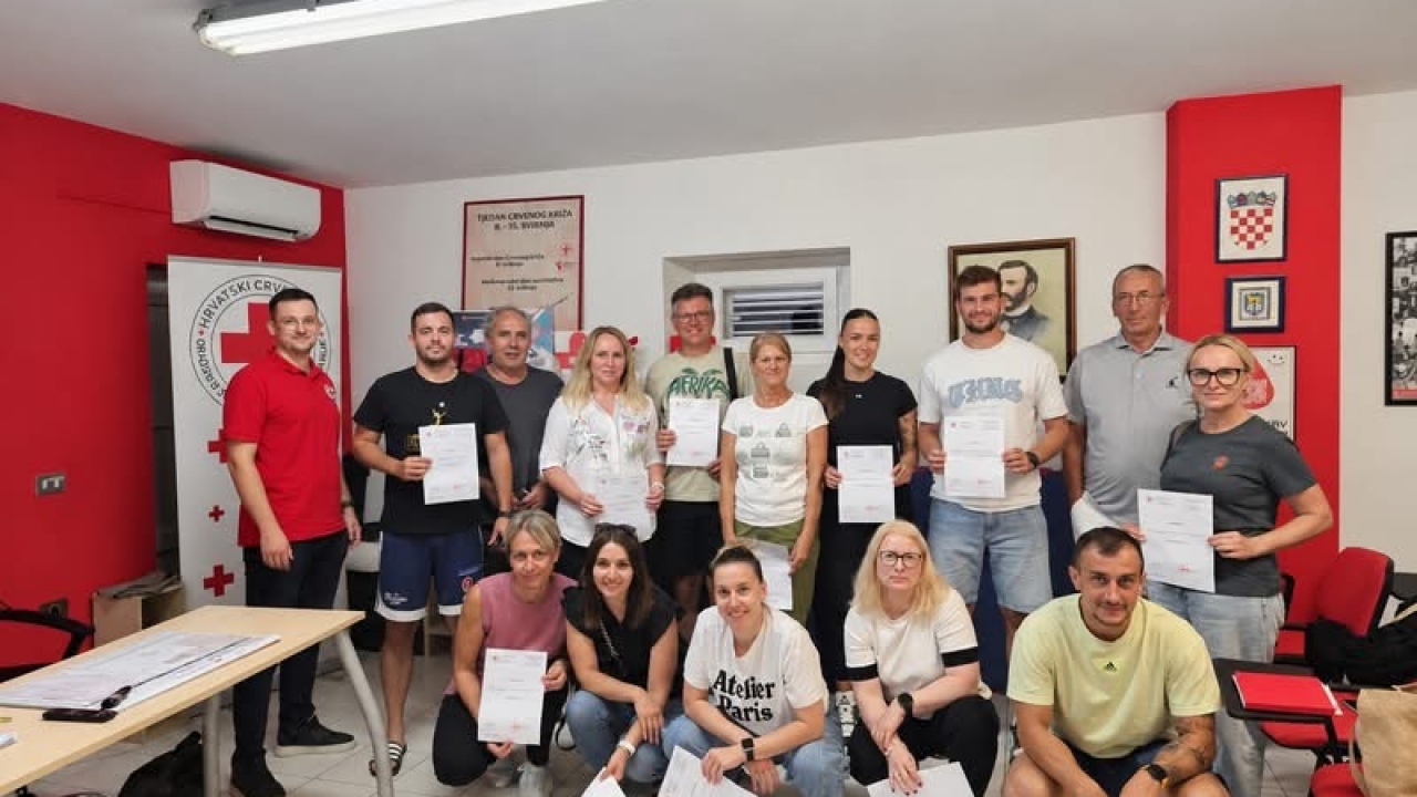 Crveni križ Bujštine osposobio 50 umaških trenera za pružanje prve pomoći i uporabu AVD-a