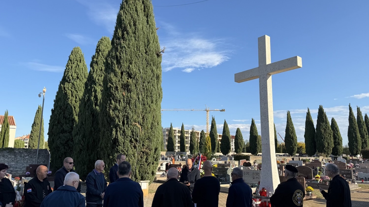 Grad Umag obilježio blagdan Svih svetih polaganjem vijenaca i paljenjem svijeća