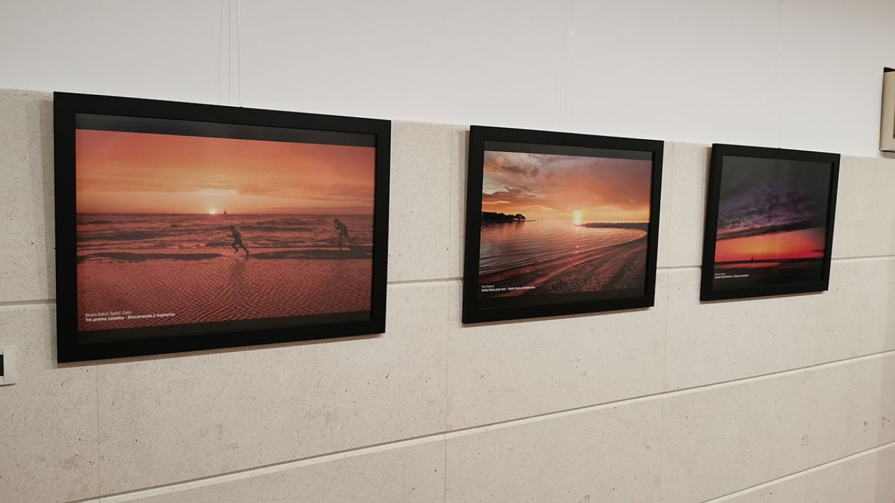 Otvorena izložba fotografija u okviru projekta Kalendar Grada Umaga 2025.
