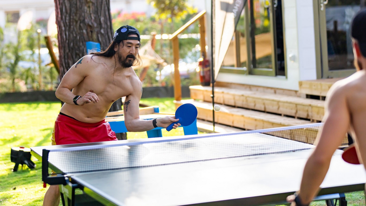 Steve Aoki na Plava Laguna Croatia Openu Umag: Od teniskog terena i stolnog tenisa pa do DJ pulta