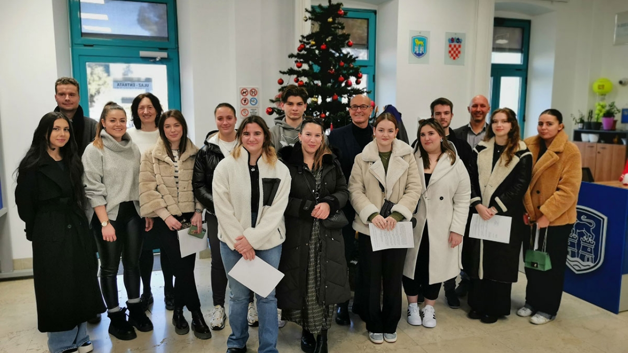 Grad Umag je dodijelio stipendije za akademsku godinu 2024./2025. 