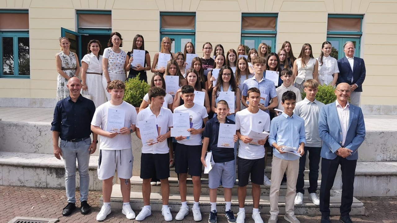 Gradonačelnik Umaga Vili Bassanese uručio priznanja učenicima za osam godina izvrsnosti