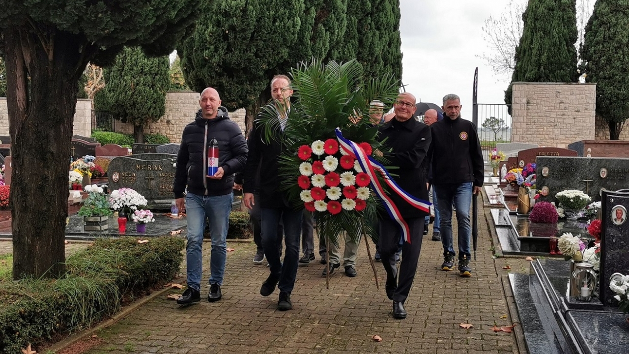 S ponosom i pijetetom u Umagu obilježen Dan sjećanja na žrtve Domovinskog rata i Dan sjećanja na žrtvu Vukovara i Škabrnje