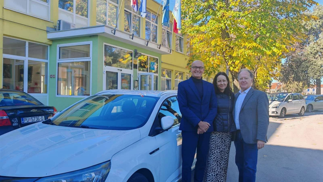 Grad donirao vozilo Talijanskoj osnovnoj školi „Galileo Galilei“ Umag