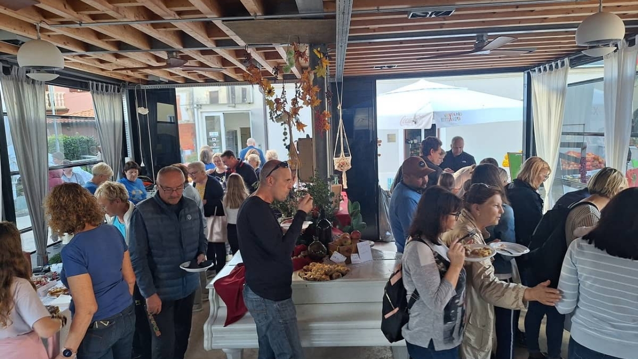 Održan Dan jabuka – obiteljsko druženje uz fine slastice i humanitarnu akciju u Novigradu