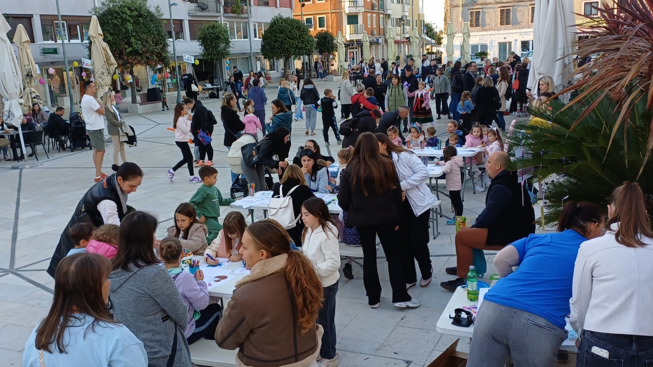 Velik broj djece i roditelja jučer na Trgu 1. svibnja posjetio program povodom Dječjeg tjedna