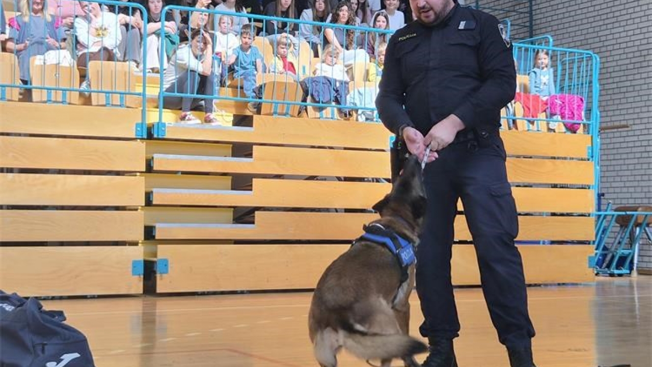 Demo timovi, službeni pas i policijska oprema izazvali velik interes mladih u Bujama