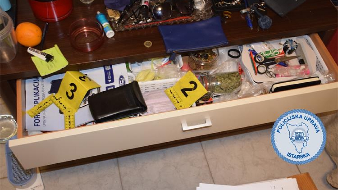 Policija u Kremenju pronašla marihuanu, amfetamin i gljive