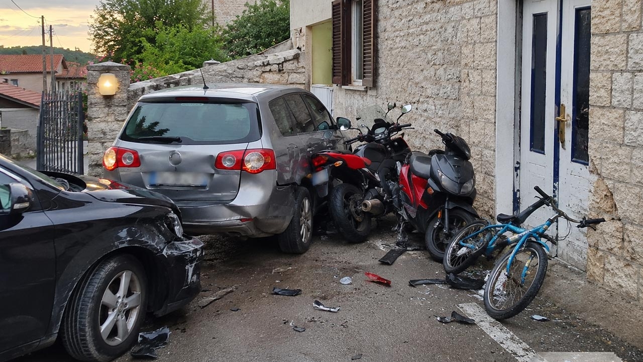 Pijani vozač u Bujama oštetio pet vozila i kuću