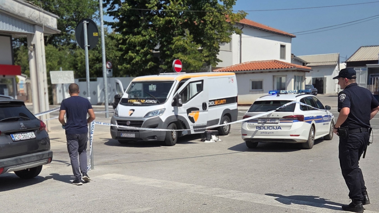 Pljačka zaštitarskog kombija ispred marketa u Bujama