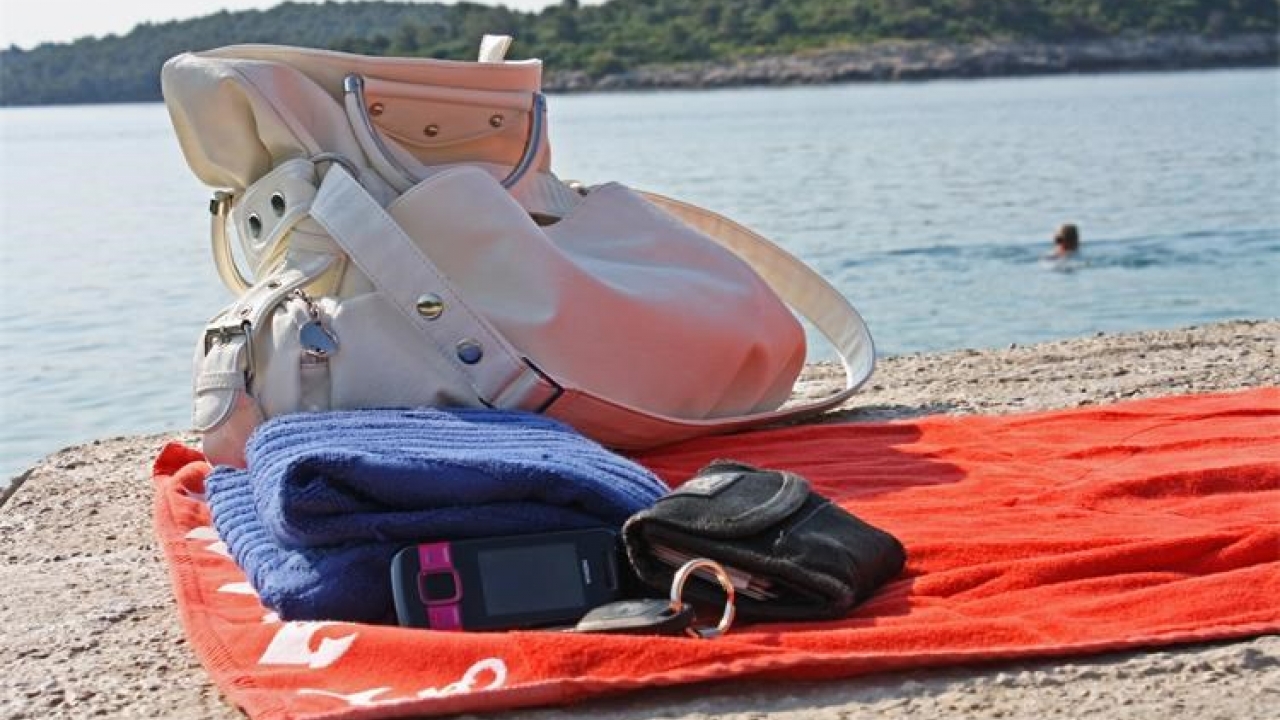 Krađa na plaži u Novigradu: Ne nosite na plažu vrijedne stvari ili veće količine novca