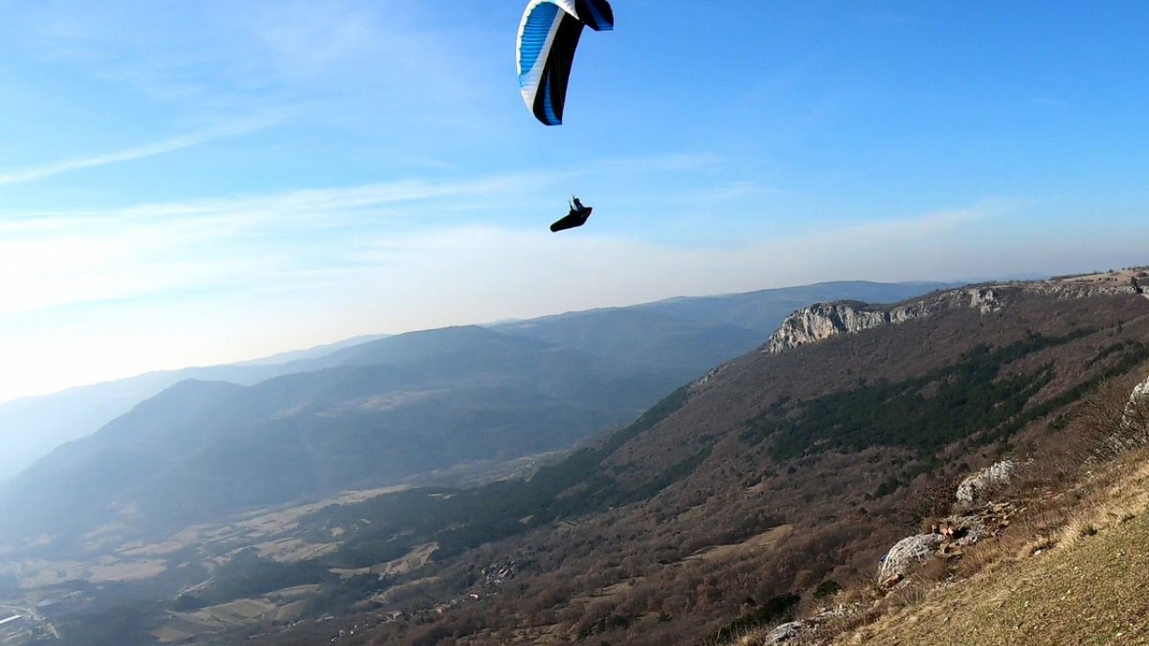 Instruktor letenja iz Novigrada teško ozlijeđen u padu paraglajdera