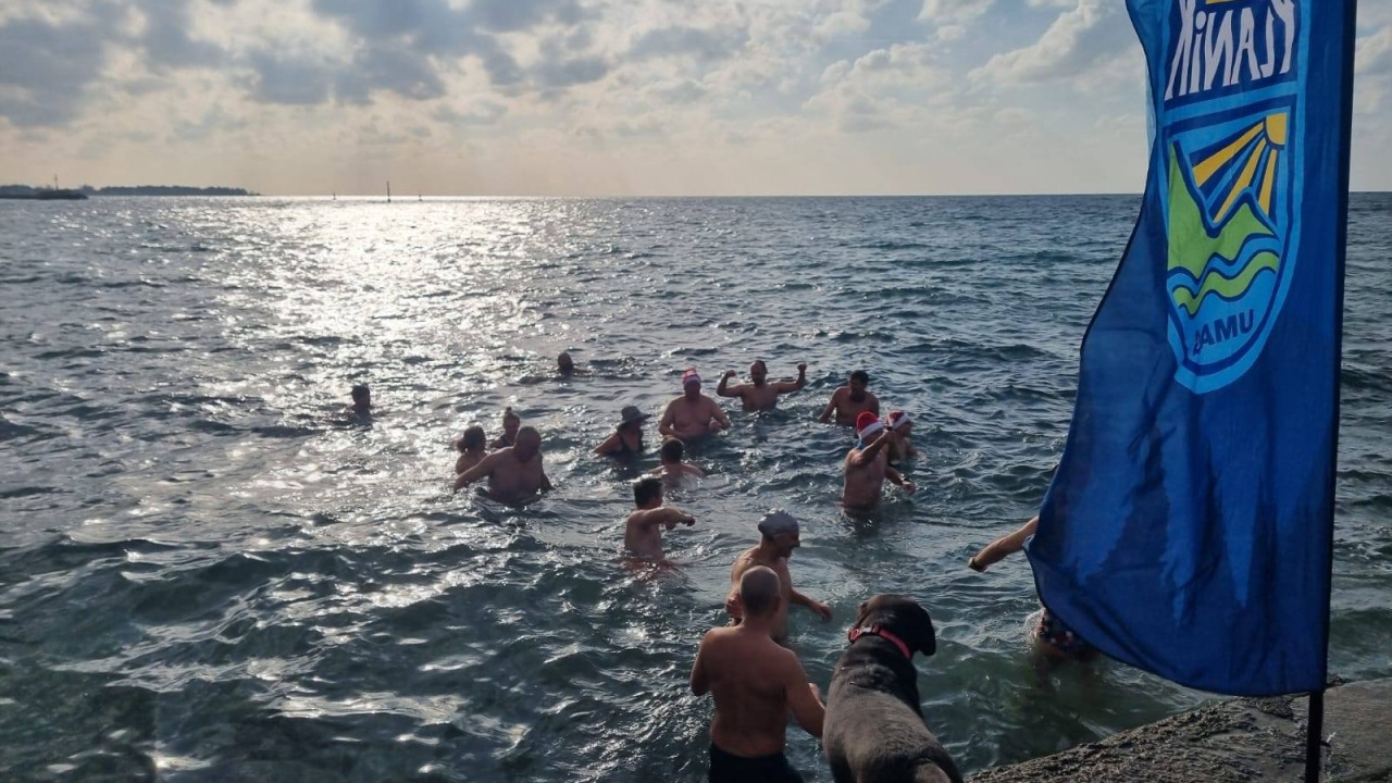 Planinarsko društvo Planik okupilo sugrađane na novogodišnjem kupanju