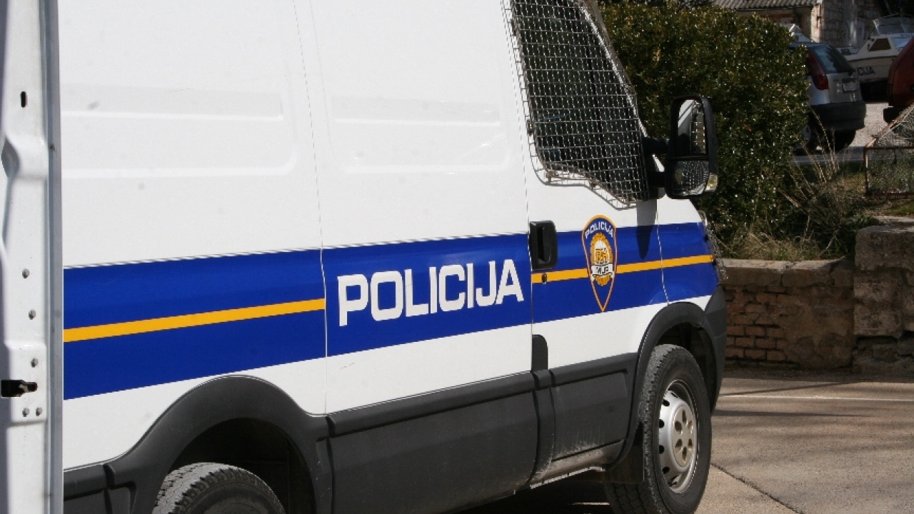 U Poreču zaustavljao vozila i prijetio oružjem
