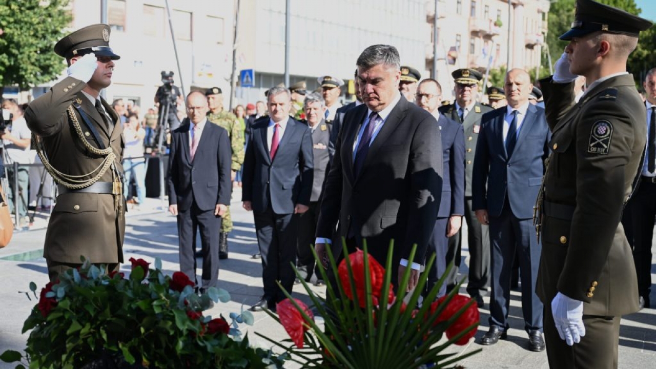 Milanović položio vijenac kod spomenika Oluja 95, Bauk poslao snažnu poruku