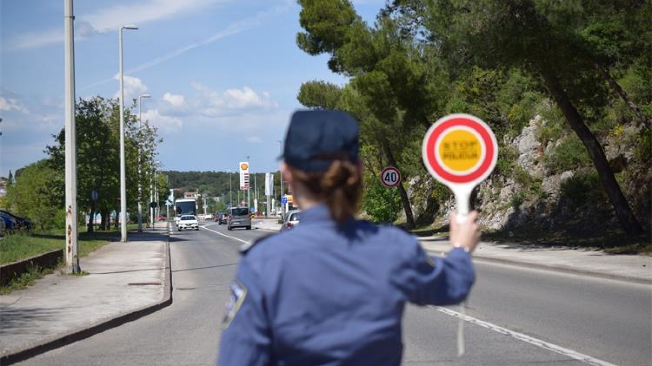 Pokušao pobjeći policiji u Poreču i ostavio djecu u autu