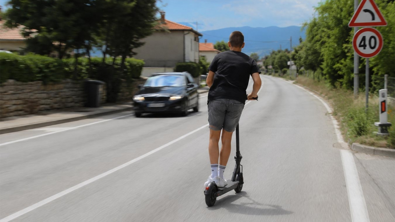 Umag: Vozač romobila bez kacige i prebrzom vožnjom srušio pješaka