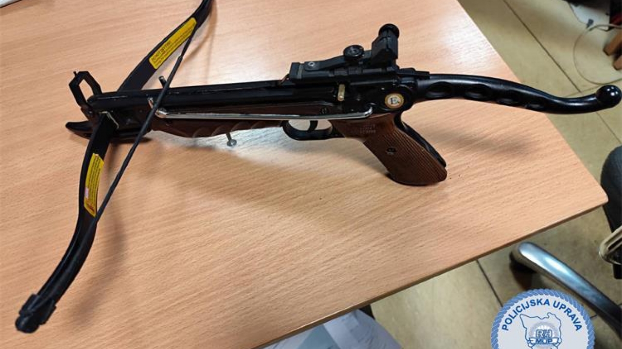 Krenuo u šetnju naoružan samostrelom, replikom pištolja i noževima