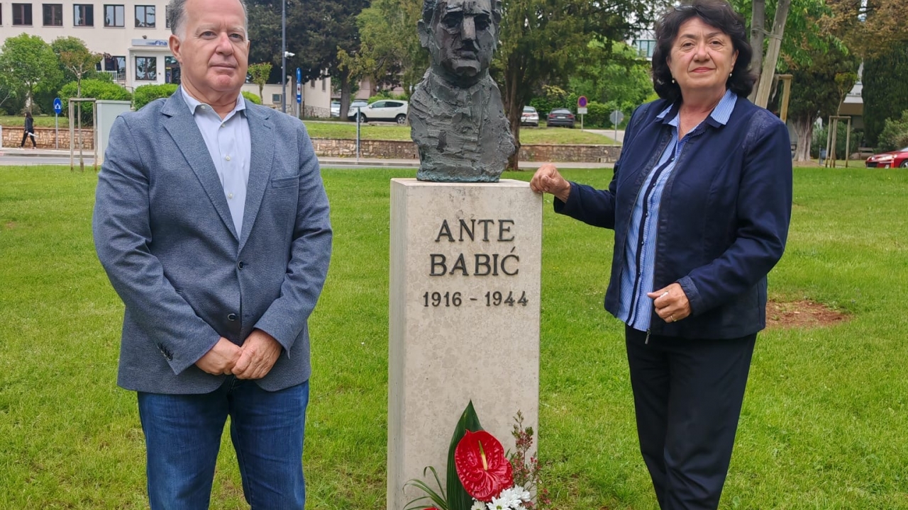 Sjećanje koje obvezuje: Položeno cvijeće u čast Anti Babiću