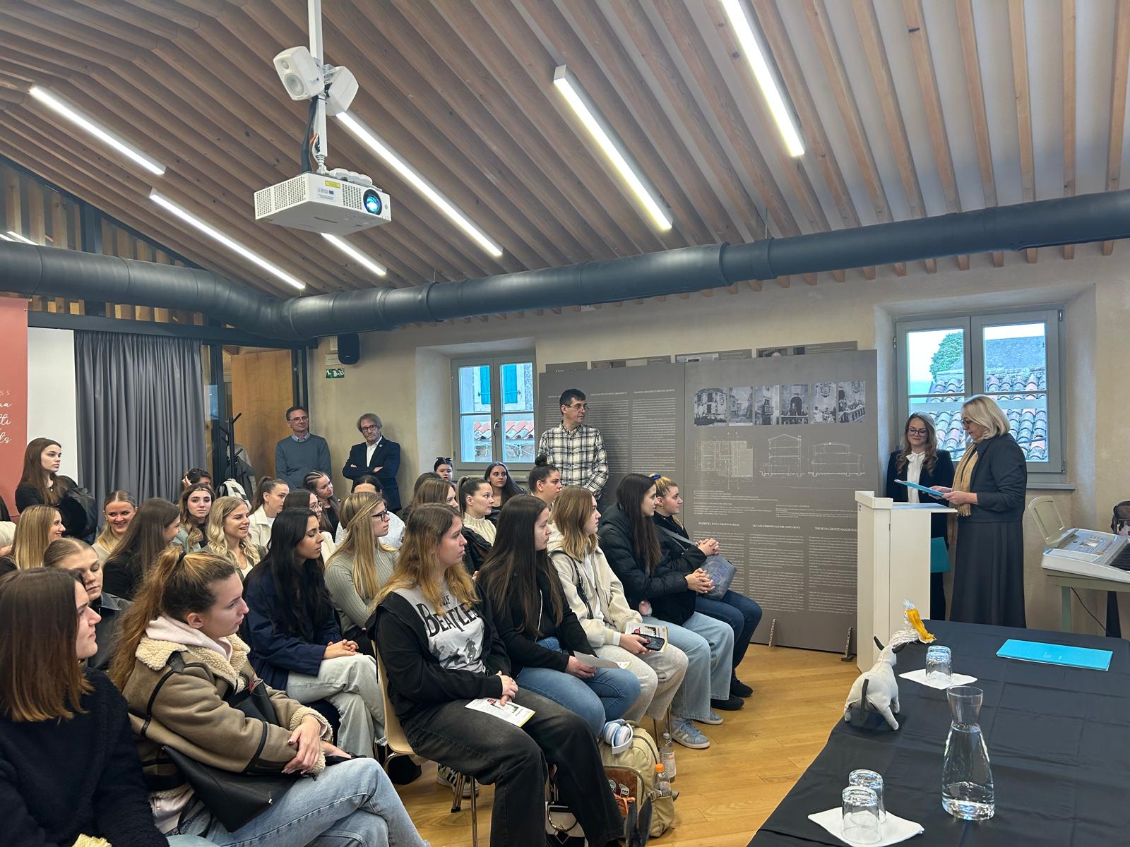 PREDSTAVLJANJE PROJEKTA I KNJIGE U MOMJANU