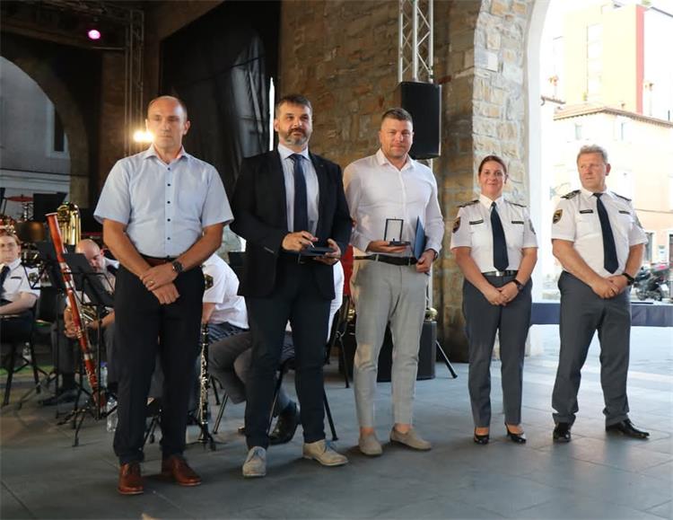 Slovenska policija nagradila istarske policajce priznanjem za suradnju