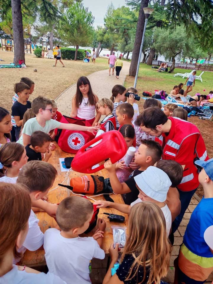 Više od 150 djece sudjelovalo na edukaciji Crvenog križa Bujštine o sigurnosti na moru