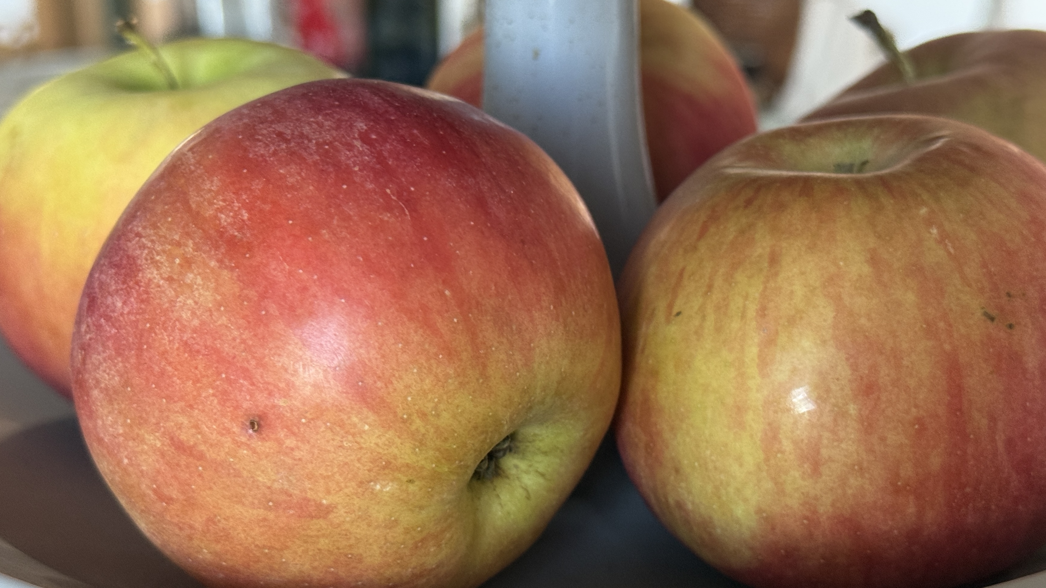 Upozorenje udruga: većina jabuka u Europi sadrži koktel pesticida