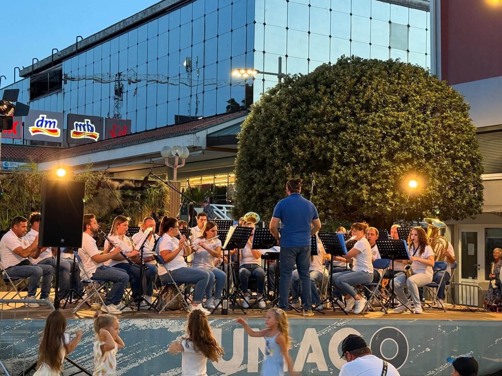 Puhački orkestar „Naša sloga“ ispunio umaški trg glazbom i odličnom atmosferom