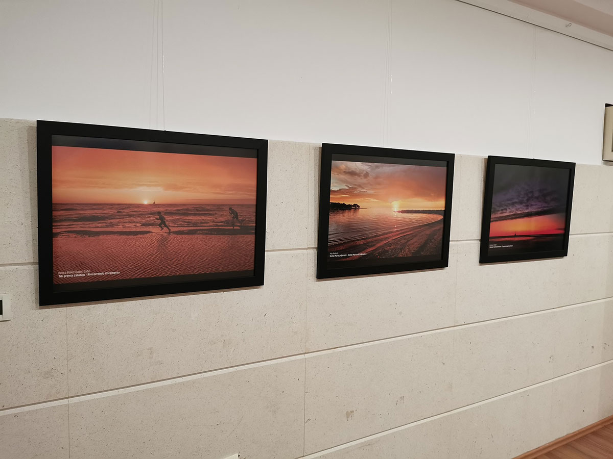 Otvorena izložba fotografija u okviru projekta Kalendar Grada Umaga 2025.