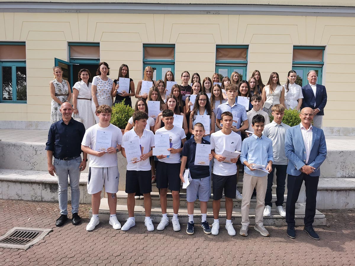 Gradonačelnik Umaga Vili Bassanese uručio priznanja učenicima za osam godina izvrsnosti