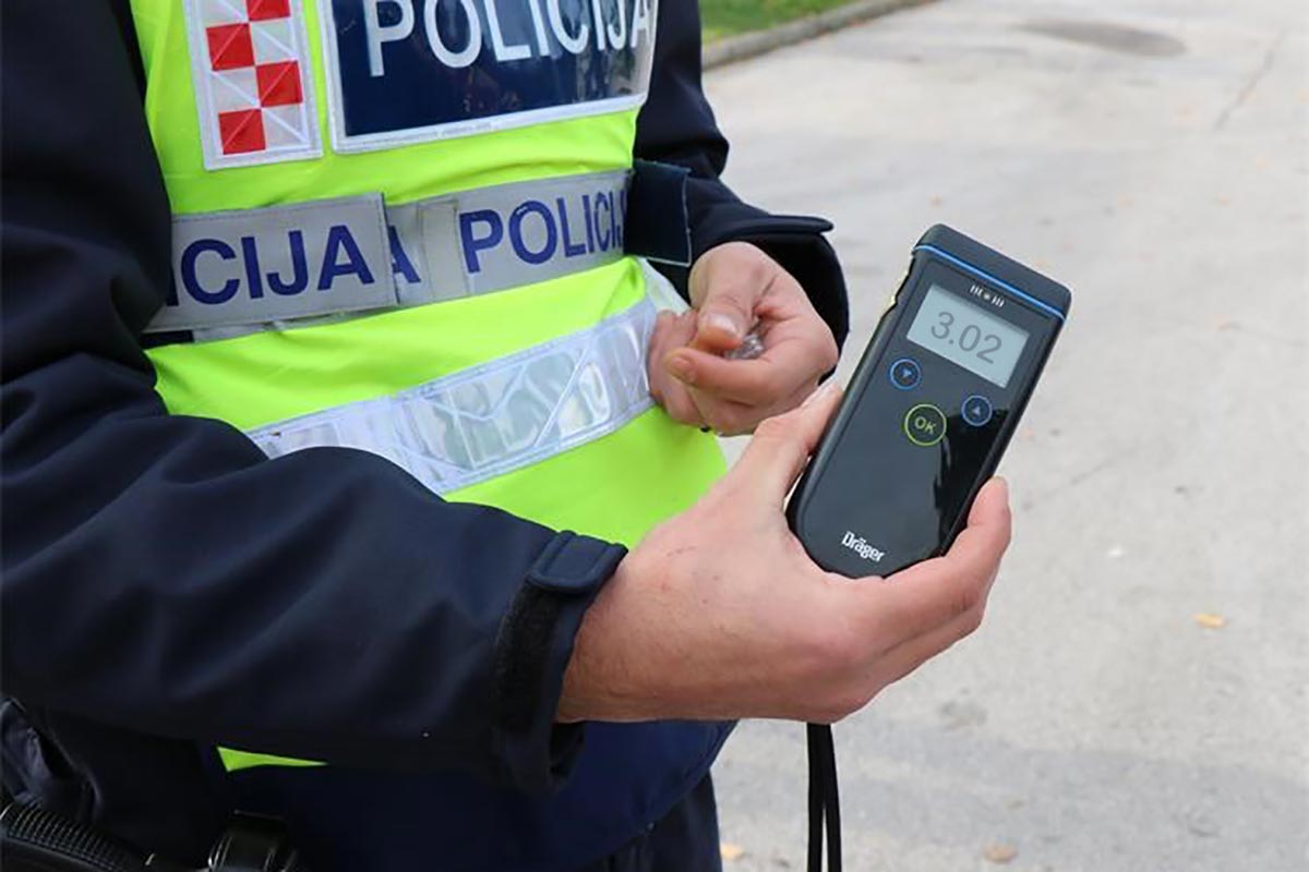 Buje, Vinela: S više od tri promila automobilom završio u odvodnom kanalu