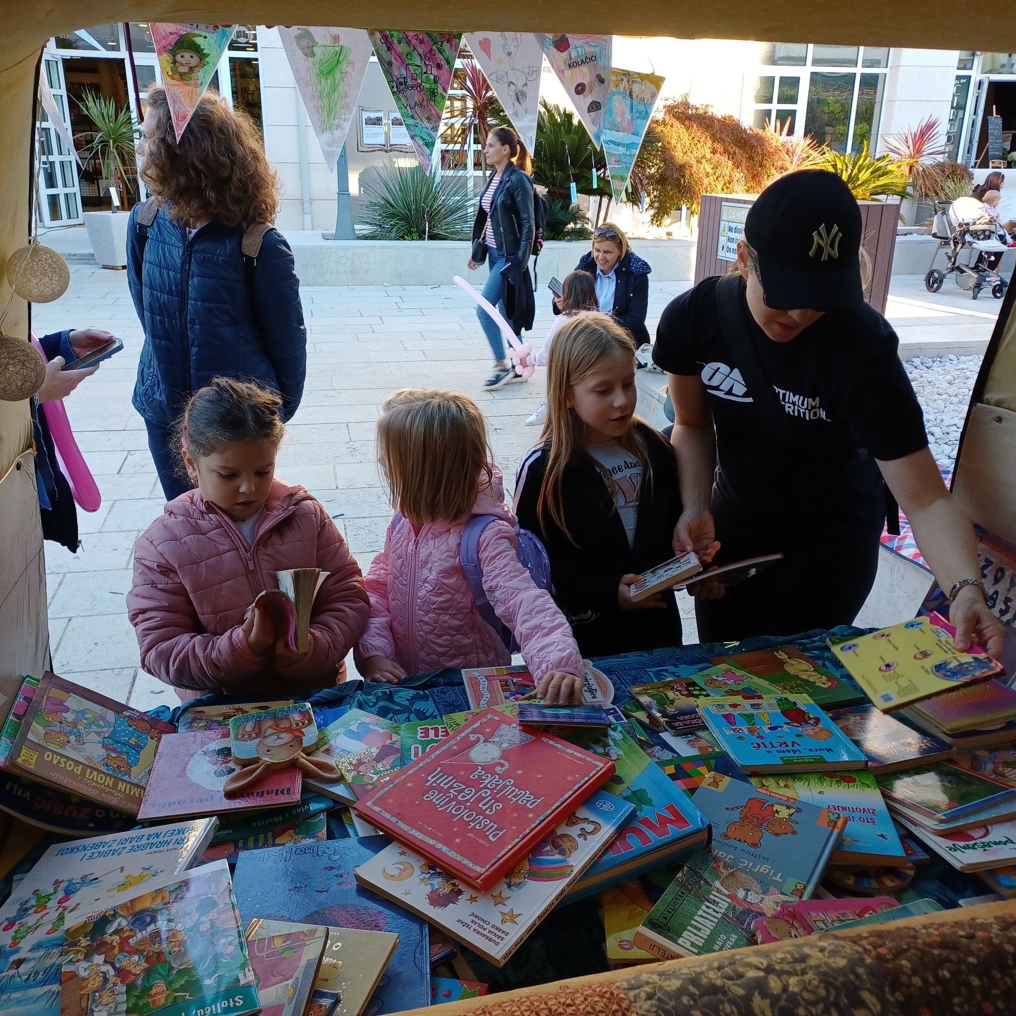 Velik broj djece i roditelja jučer na Trgu 1. svibnja posjetio program povodom Dječjeg tjedna
