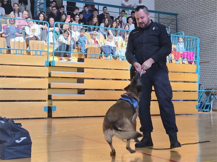 Demo timovi, službeni pas i policijska oprema izazvali velik interes mladih u Bujama