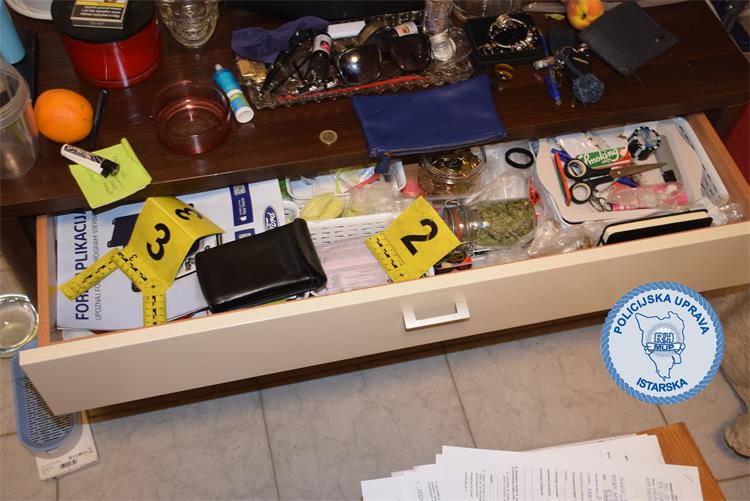 Policija u Kremenju pronašla marihuanu, amfetamin i gljive