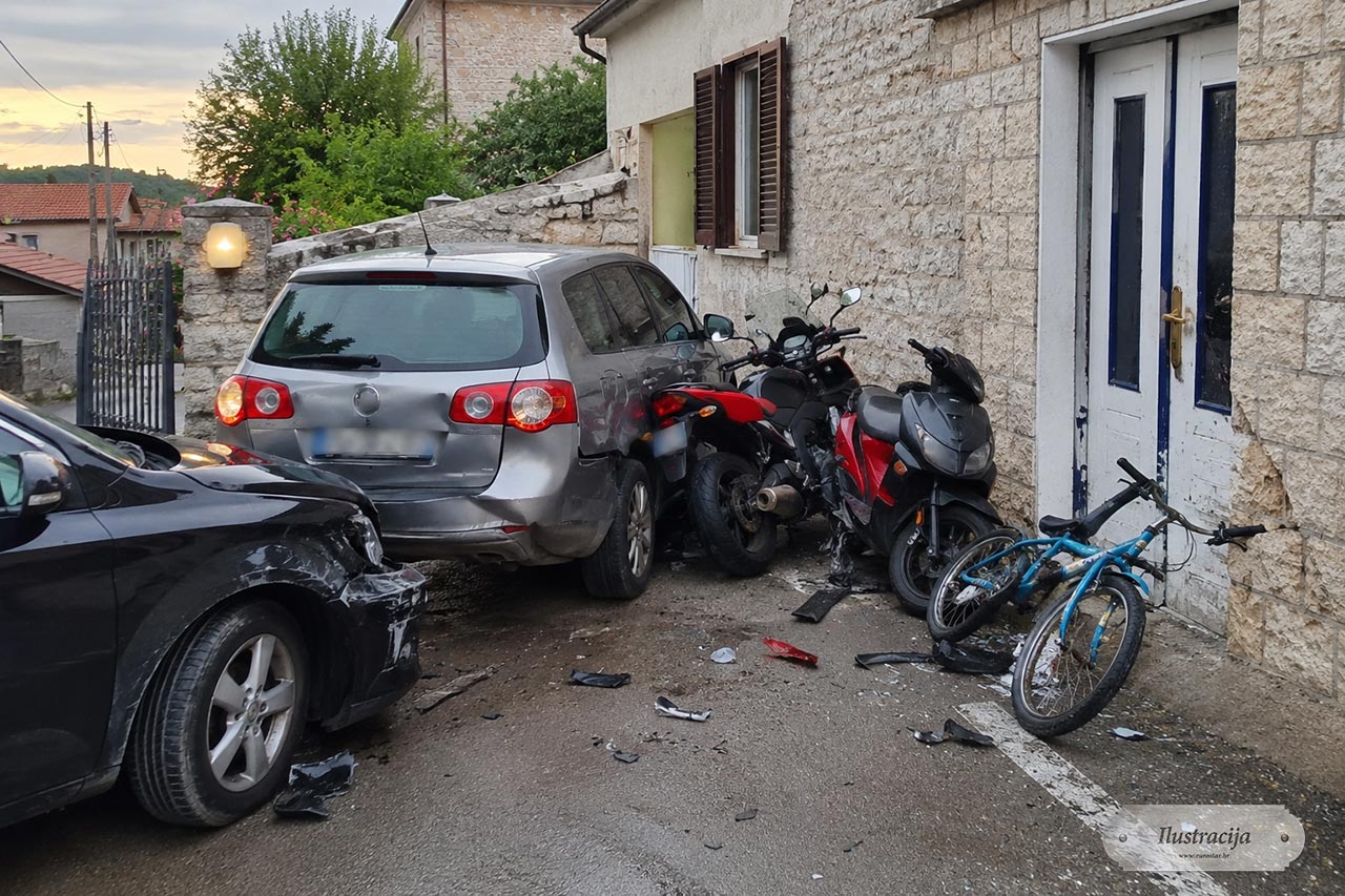 Pijani vozač u Bujama oštetio pet vozila i kuću