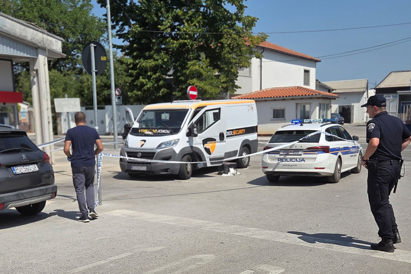Pljačka zaštitarskog kombija ispred marketa u Bujama