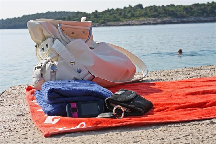 Krađa na plaži u Novigradu: Ne nosite na plažu vrijedne stvari ili veće količine novca