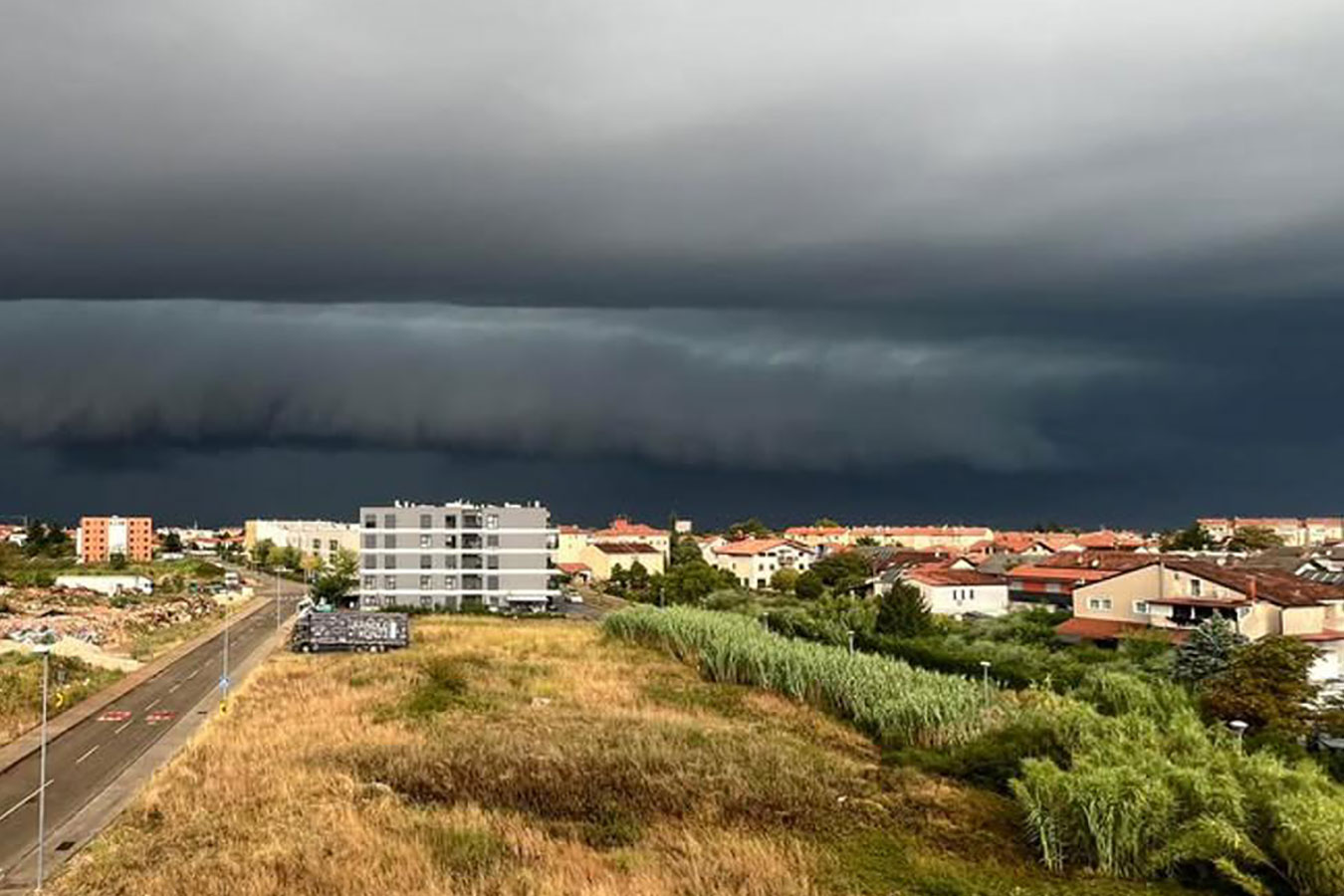 Narančasti meteoalarm za Istru: grmljavinska nevremena