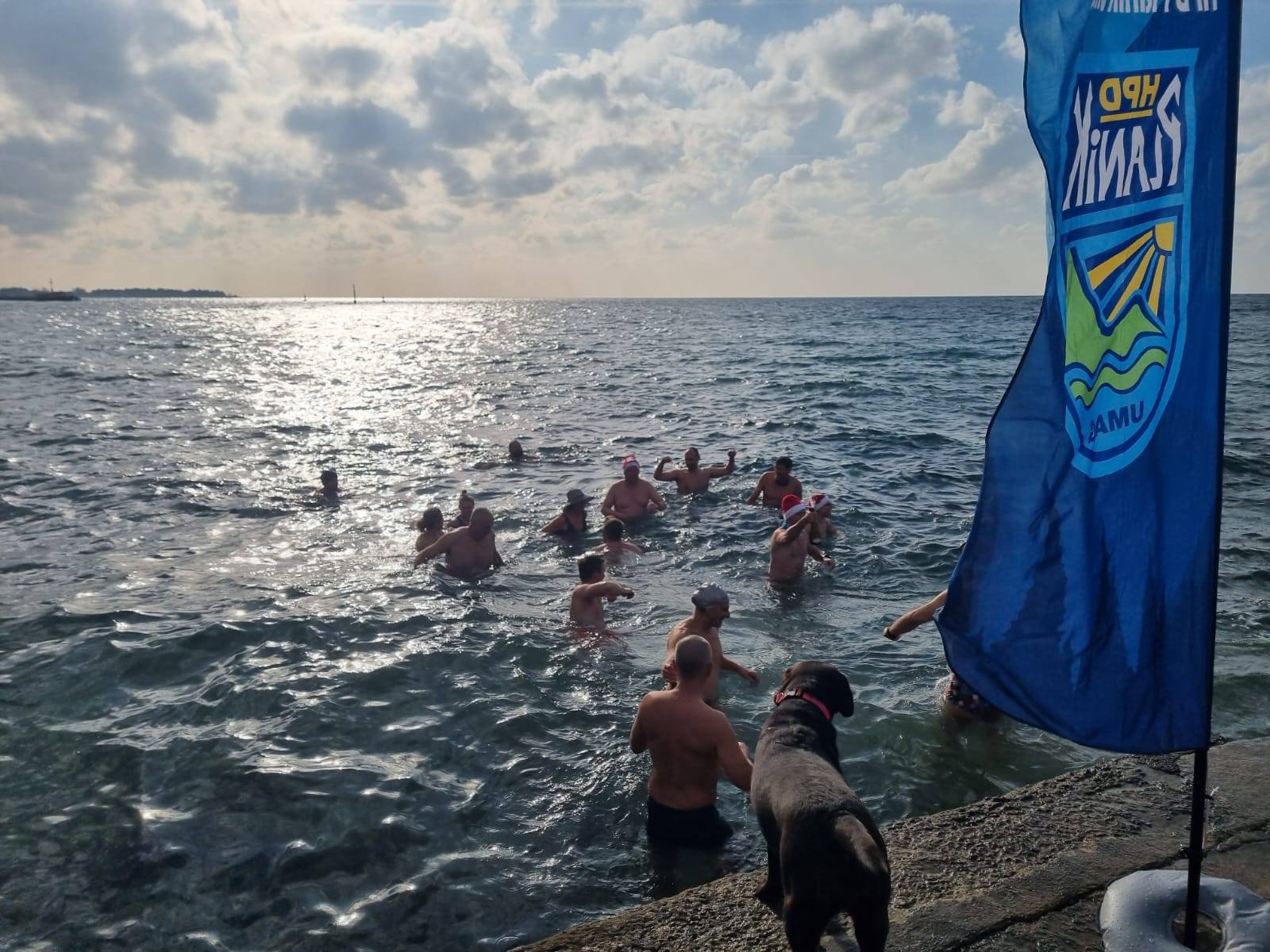 Planinarsko društvo Planik okupilo sugrađane na novogodišnjem kupanju