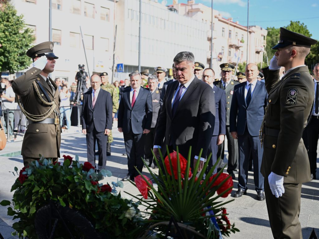 Milanović položio vijenac kod spomenika Oluja 95, Bauk poslao snažnu poruku