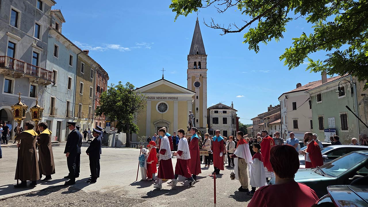 Buježi proslavili blagdan sv. Servula uz svečanu misu i procesiju