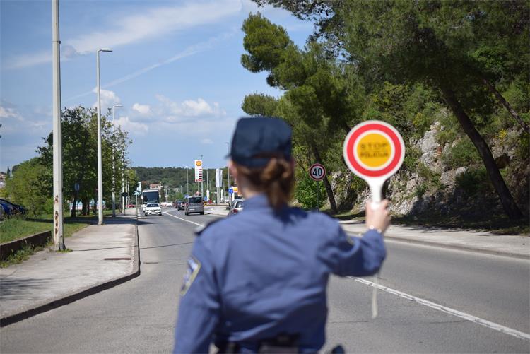 Pokušao pobjeći policiji u Poreču i ostavio djecu u autu