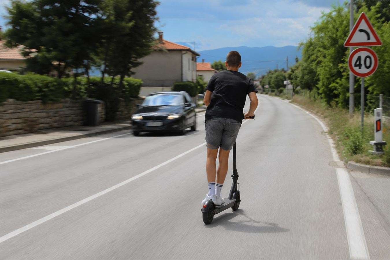 Umag: Vozač romobila bez kacige i prebrzom vožnjom srušio pješaka