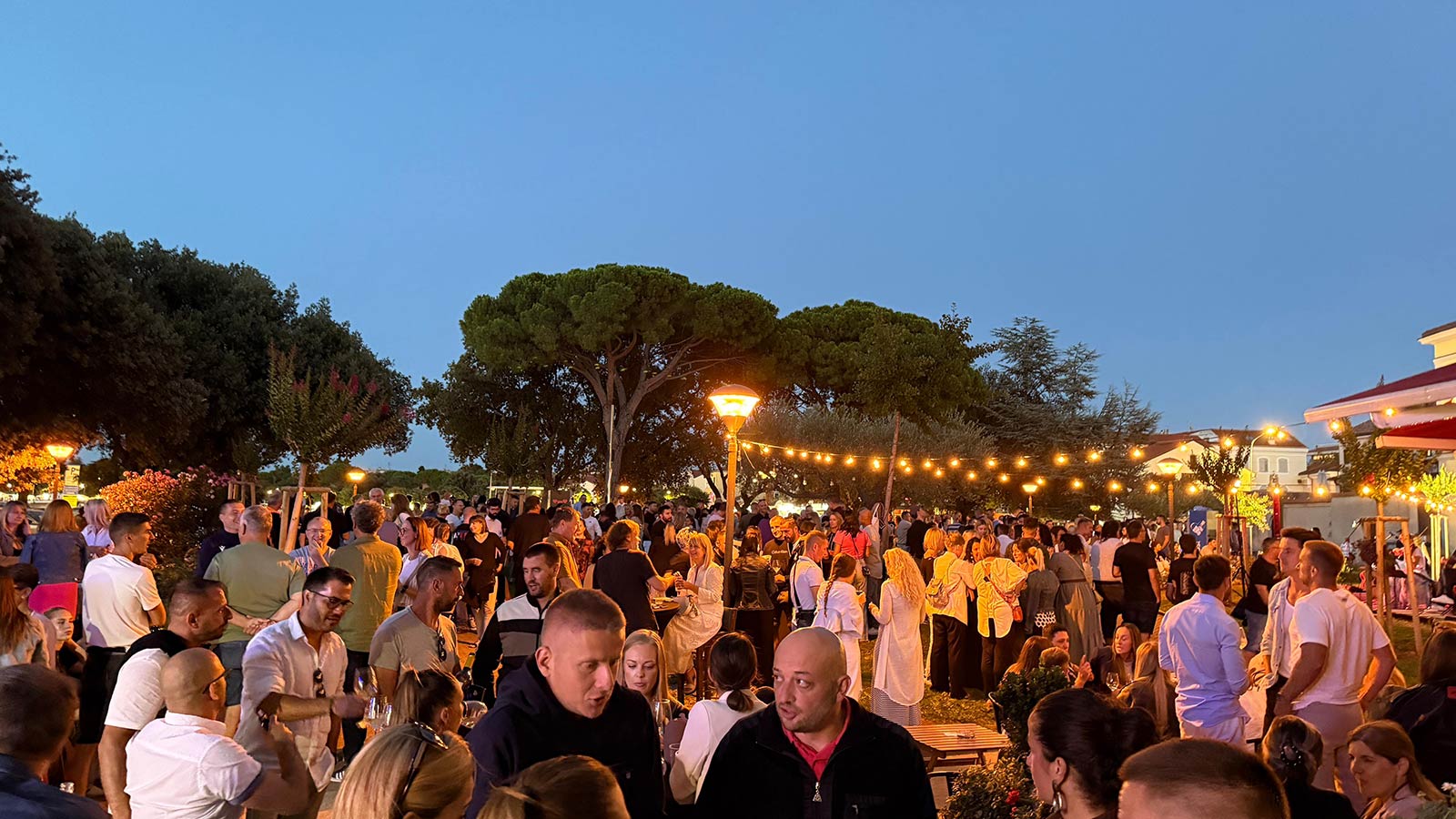 Umag pjevao Oliveru u punom parku ispred vijećnice